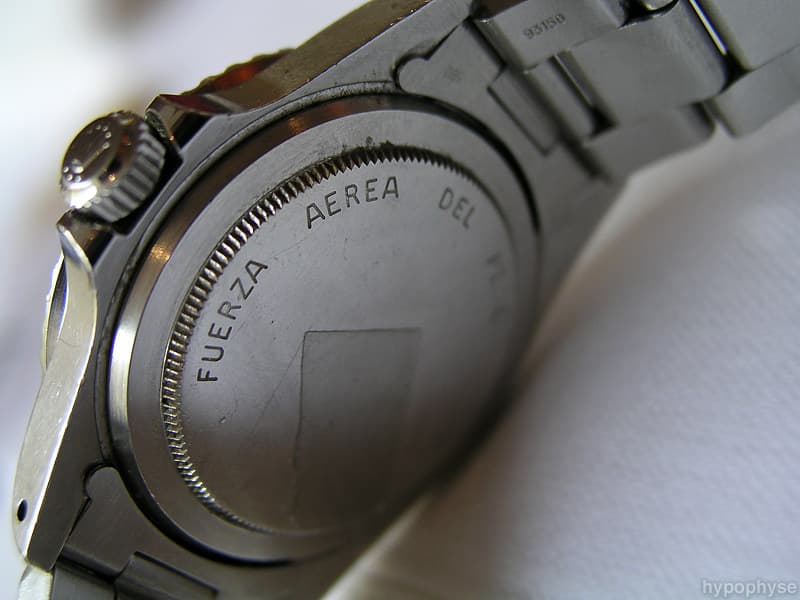 Caseback of the same 1680 (owner's title “1680 Red / FAP”), engraved “Fuerza Aérea del Perú” around the edge. Caseback shot. · Photo: hypo.physe (Flickr) · CC BY-SA 2.0 · https://creativecommons.org/licenses/by-sa/2.0/ · Source: https://www.flickr.com/photos/hypophyse/4279724827/