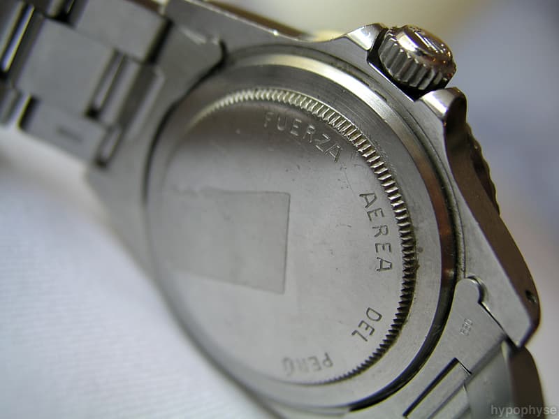 Another angle of the “Fuerza Aérea del Perú” engraved caseback of the same 1680. Caseback shot. · Photo: hypo.physe (Flickr) · CC BY-SA 2.0 · https://creativecommons.org/licenses/by-sa/2.0/ · Source: https://www.flickr.com/photos/hypophyse/4279724739/