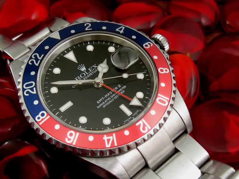 Rolex GMT-Master II ref. 16710, K serial (2003), black bezel on Oyster bracelet; reference stated in the file description. · Photo: Juho Eskelä · CC BY-SA 3.0 · https://creativecommons.org/licenses/by-sa/3.0 · Source: https://commons.wikimedia.org/wiki/File:Rolex_GMT_Master_II.jpg